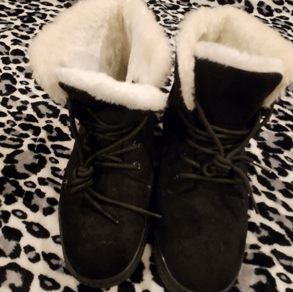 Women's Black Short Boots with Fur Inside